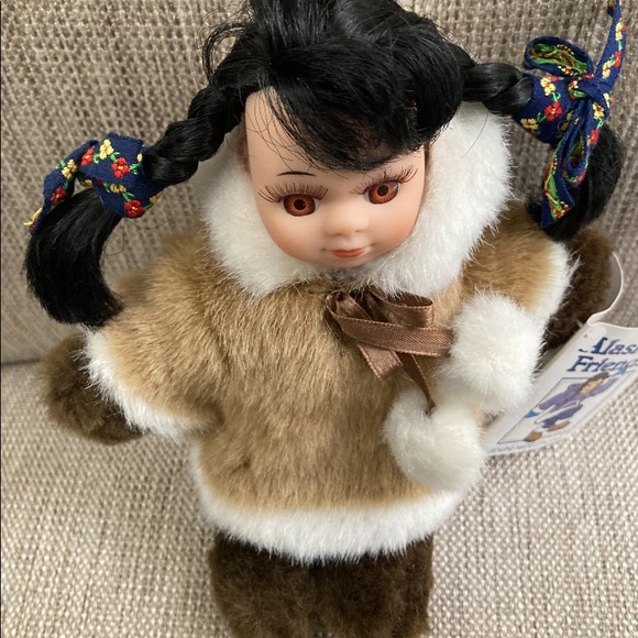 Alaskan Friends Genuine Native Style Eskimo Doll NWT! - Picture 6 of 6